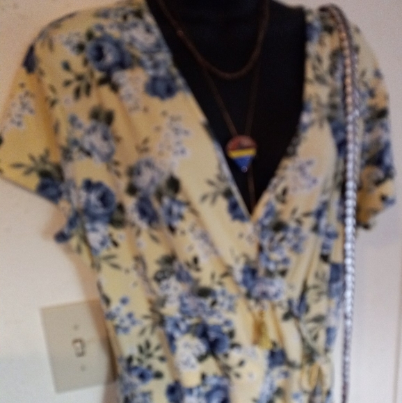 Yellow floral surplice dress - Picture 7 of 7